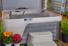 Plug-and-Play vs. 220V Hot Tubs: What’s the Difference?