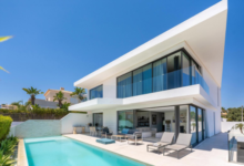 Algarve property for sale: golf resorts vs coastal towns